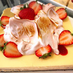 ロビー・ラウンジ - ベークドチーズケーキ　ストロベリーメレンゲ