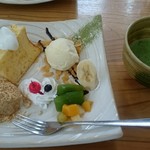 太郎茶屋 鎌倉 - ランチセットの日替わりデザートプレートと抹茶