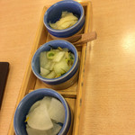 とんかつ和食　武蔵総本店 - 三種の漬物です。奥から生姜、白菜、大根
            食べ残す位の量です。事実食べれませんでした。