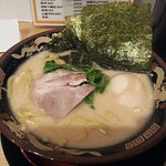 Yokohama Ie Keira-Men Shinzan - 【濃厚とんこつ醤油ラーメン + 味付け玉子】￥680 + ￥150