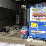 ラーメン二郎 - 店外の喫煙スペース