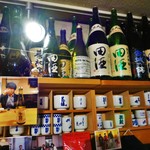 ビストロ割烹 YAOYA - 店内には銘酒の瓶がずらり
