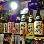 Bisutoro Kappou Yaoya - 店内には銘酒の瓶がずらり