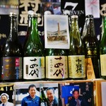 Bisutoro Kappou Yaoya - 店内には銘酒の瓶がずらり