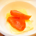 よねさん - マグロの生ハムと酒盗チーズ