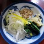 Kannon Chaya - つけ汁肉うどん￥９５０の薬味