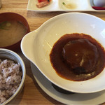 旬菜キッチン バンサイ - メインはハンバーグ、雑穀米、味噌汁