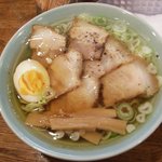 丸信ラーメン 駅前店 - 定番2層スープの醤油チャーシュー