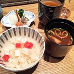 天麩羅 巽 - 炊き込みご飯、赤出汁、香の物