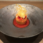 ラチュレ - エルダーフラワーのシロップでマリネした苺とグラスバニーユ、苺のソース、飴のチュイル、