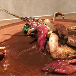 ラチュレ - さらさらの酸味のあるソースは通常と違い流れる、塩気と旨味、粘度のバランスが完璧に食材を繋ぐ。