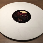 ラチュレ - 赤ワインとポルトにスグリを効かせた月の輪熊バラ肉の煮込み、根セロリのピュレ