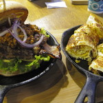 LOCO FOOD - 「爆醬chilli烤牛堡」168(TWD)＝600円と「主厨乐口卷」65(TWD)＝235円