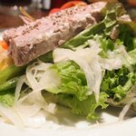 プールトワ - ランチコース 1920円 の田舎風パテとサラダ