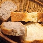 プールトワ - ランチコース 1920円 のくるみパン