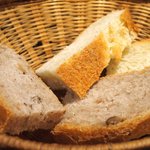 プールトワ - ランチコース 1920円 のくるみパン