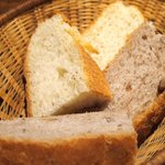 プールトワ - ランチコース 1920円 のくるみパン