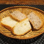 プールトワ - ランチコース 1920円 のくるみパン