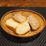 プールトワ - ランチコース 1920円 のくるみパン