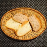 プールトワ - ランチコース 1920円 のくるみパン