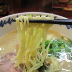 長崎らーめん 西海製麺所 - 麺は細め丸ストレートでやわらかめ。