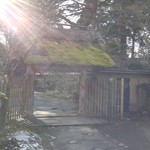 亀の井別荘 - 茅葺の門