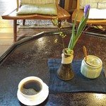 亀の井別荘 - 談話室でコーヒーをいただきました