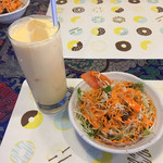 インドアジアダイニング - サラダとラッシー