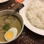 タイ風カレー スリヨタイ - タイ風グリーンカレー
            600円
            (ランチタイム価格)