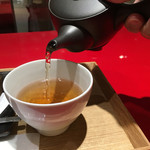 イッピン カフェ - 本日のおやつセットのほうじ茶を注ぎます 2016/03/25