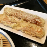 石川うどん - 手前が観音寺の竹輪天で奥が冷凍竹輪天
      これ150円はサービス価格でしょ