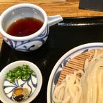 石川うどん - 薬味はタマゴと生姜、ネギ
                                出汁がめちゃくちゃ旨いぃぃ