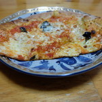 石窯ピザ Manten - 薄くてぱりぱりした食感の生地