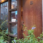 8 1／2 - レストランのドアに小さく8 2/1と書いてあります。