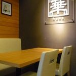 華 - ナチュラルな木の風合いと白のインテリアで、清潔感あふれる雰囲気。店内貸切っての宴会、パーティーも受け付け中。