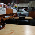 そば処越前屋 - 店内：中央のテーブル席から厨房