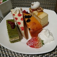 ロビーラウンジ 「マーブルラウンジ」 ヒルトン東京 - 抹茶ケーキ、チーズケーキ、本日のおすすめ2個