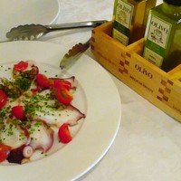 ラ・カンティーナ・カンチェーミ - タコのカルパッチョとオリーブオイル