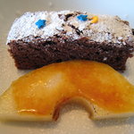 ごはん屋 今ここ - チョコレートケーキと洋梨のキャラメリゼ