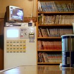 ラーメン吉野 - 券売機の横には漫画がずらーリ！