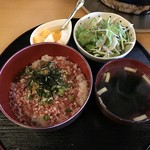 八仙 - 【2016年12月】牛とろ丼＠850円＋山わさび＠50円、提供時。