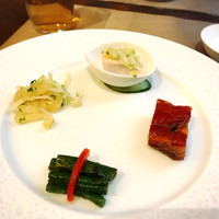 倶楽湾 - 前菜盛り合わせ
                蒸し鶏柔らかくジューシーで美味しい