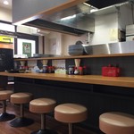 味の鈴蘭 - 清潔感ある落ち着いた店内です。