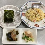 味の鈴蘭 - セットのお握り、小鉢、炒飯です。