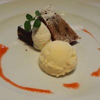 37 Steakhouse & Bar - ブラウニー、バナナケーキ、バニラアイス