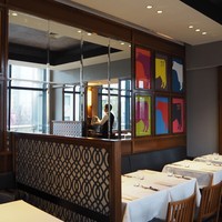 37 Steakhouse & Bar - 印象的な鏡使い