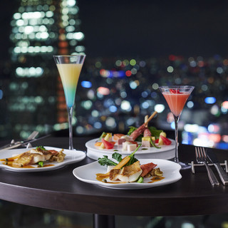 Enjoy a dinner course while enjoying the night view