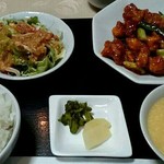 チャイニーズダイニング四川 - 大千鶴（ダーチェン鶏）ランチ。唐揚げ鶏とセロリの辛味噌炒め。