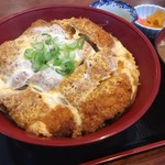 小春食堂 - かつ丼　味もボリュームも○