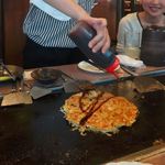 Okonomiyaki Teppanyaki Tokugawa - 焼いてます